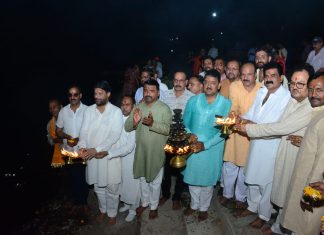 #Jhansi माँ पंहूज नदी की महाआरती में हर हर महादेव, जय माँ गंगा के गूंजे जयकारे
