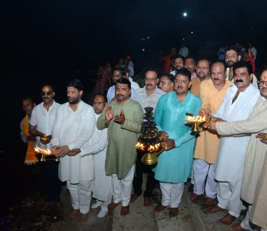 #Jhansi माँ पंहूज नदी की महाआरती में हर हर महादेव, जय माँ गंगा के गूंजे जयकारे