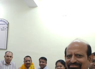 प्रधान मुख्य चिकित्सा निदेशक द्वारा फूड सेफ्टी आफिसर झांसी रेलवे अस्पताल एके शुक्ल सम्मानित
