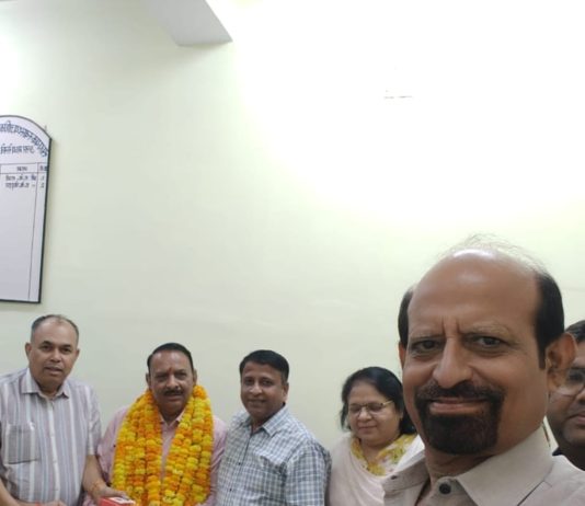 प्रधान मुख्य चिकित्सा निदेशक द्वारा फूड सेफ्टी आफिसर झांसी रेलवे अस्पताल एके शुक्ल सम्मानित
