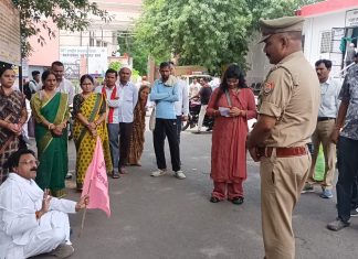 अवैध नर्सिंग होम्स के दस्तावेज संबंधित विभागों द्वारा उपलब्ध नहीं करवाने पर कलेक्ट्रेट में धरना