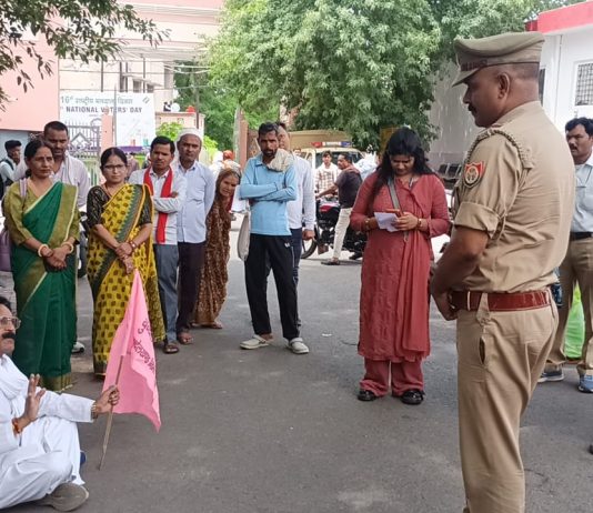 अवैध नर्सिंग होम्स के दस्तावेज संबंधित विभागों द्वारा उपलब्ध नहीं करवाने पर कलेक्ट्रेट में धरना