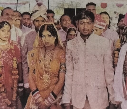 अनूठा सामूहिक विवाह समारोह, आयोजक आशीष ने भी जीवन संगिनी को वर माला पहनाई