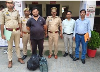 पुलिस व आयकर टीम द्वारा करीब 75 लाख रू व मोबाइल फोन, अन्य दस्तावेज बरामद