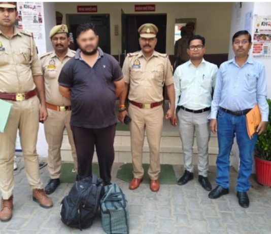 पुलिस व आयकर टीम द्वारा करीब 75 लाख रू व मोबाइल फोन, अन्य दस्तावेज बरामद