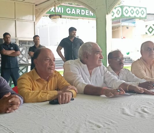 कांग्रेसी बोले- दलित बेटी के दर्द पर मौन है सरकार