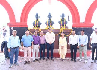 आचार्य महावीर प्रसाद द्विवेदी की जयंती पर झांसी स्टेशन पर श्रद्धांजलि व प्रदर्शनी