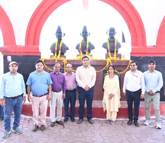 आचार्य महावीर प्रसाद द्विवेदी की जयंती पर झांसी स्टेशन पर श्रद्धांजलि व प्रदर्शनी