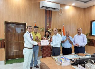 सतर्कता एवं उत्कृष्ट कार्य हेतु 6 रेल कर्मियों को संरक्षा पुरस्कार प्रदान