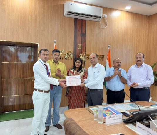सतर्कता एवं उत्कृष्ट कार्य हेतु 6 रेल कर्मियों को संरक्षा पुरस्कार प्रदान