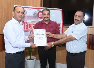 झांसी मंडल में सेवा निवृत्ति 25 रेलकर्मियों को सम्मान पूर्वक दी गई विदाई