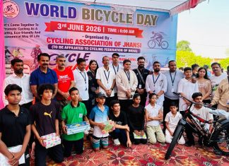 विश्व बायसिकिल दिवस पर झांसी में सैंकड़ों प्रतिभागियों ने दौड़ाई साइकिल