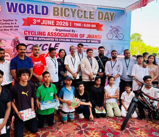 विश्व बायसिकिल दिवस पर झांसी में सैंकड़ों प्रतिभागियों ने दौड़ाई साइकिल