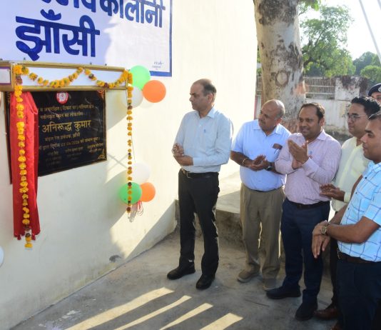 झांसी स्टेशन के पश्चिमी द्वार पर परिवर्तित स्थान पर आरक्षण कार्यालय प्रारंभ