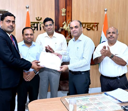 झांसी रेल मंडल के डिप्टी सीटीआई भूपेंद्र कुमार मीणा बने “एम्प्लॉई ऑफ द मंथ”
