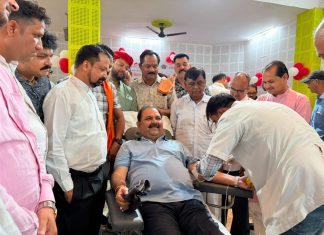 विश्व रक्तदान दिवस : विधायक रवि शर्मा ने किया रक्तदान