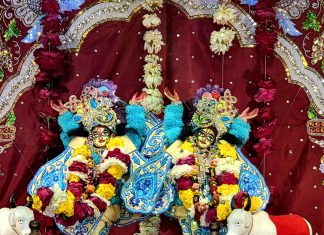 हरे कृष्णा संकीर्तन में झूमे श्रद्धालु, दीपदान किया