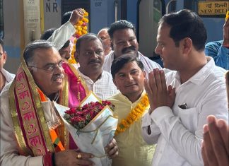 झांसी पहुंचे भाजपा राष्ट्रीय महामंत्री तरुण चुघ, कार्यकर्ताओं ने किया जोरदार स्वागत