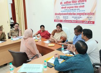जब शिकायत सुनाते वृद्धा फफक पड़ी, एट थाना प्रभारी की लगाई क्लास