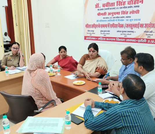 जब शिकायत सुनाते वृद्धा फफक पड़ी, एट थाना प्रभारी की लगाई क्लास