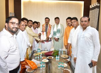 डिप्टी सीएम से झांसी व्यापार मंडल का प्रतिनिधि मंडल मिला, सुझाव पत्र सौंपा