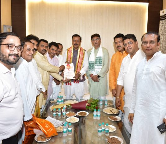 डिप्टी सीएम से झांसी व्यापार मंडल का प्रतिनिधि मंडल मिला, सुझाव पत्र सौंपा