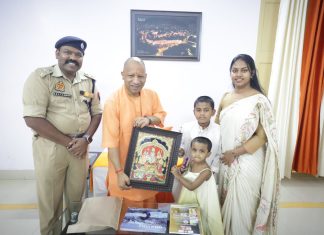 मुख्यमंत्री से झांसी एसएसपी परिवार सहित मिले