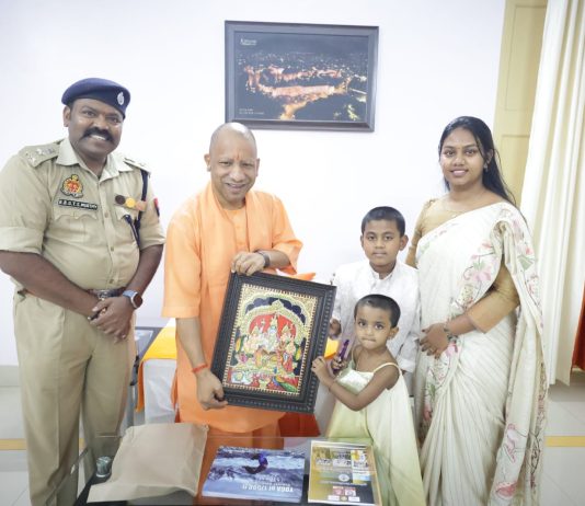 मुख्यमंत्री से झांसी एसएसपी परिवार सहित मिले