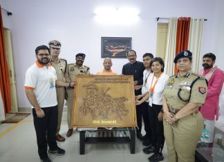 मुख्यमंत्री को स्मृति चिन्ह भेंट कर किया सम्मानित