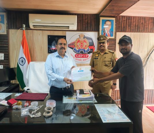 ऑटो चालक की ईमानदारी, लाखों के आभूषण से भरा बैग लौटाया