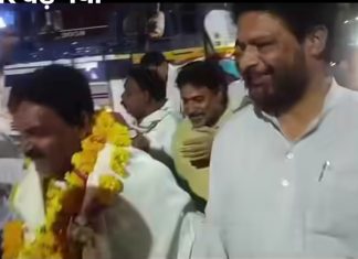 बुंदेलखंड राज्य आंदोलनकारी भानु सहाय जेल से रिहा, समर्थकों ने फूल मालाओं से लादा