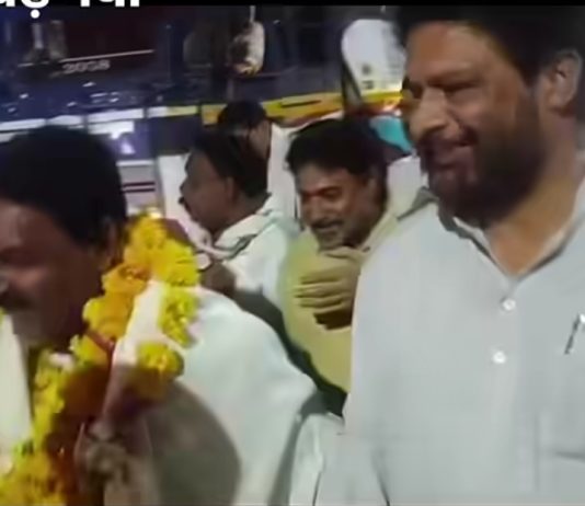 बुंदेलखंड राज्य आंदोलनकारी भानु सहाय जेल से रिहा, समर्थकों ने फूल मालाओं से लादा