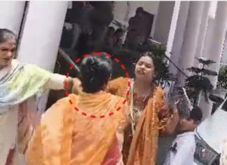 #Jhansi डीएम की गाड़ी के पास महिला ने खुद पर उड़ेला पेट्रोल