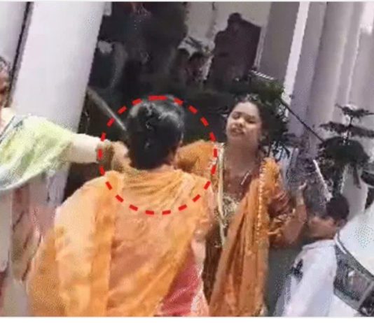 #Jhansi डीएम की गाड़ी के पास महिला ने खुद पर उड़ेला पेट्रोल