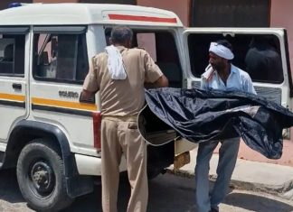 #Jhansi रेलवे के कण्डम क्वार्टर बने अवैध गतिविधियों का अड्डा, नशेड़ी का शव लटका मिला