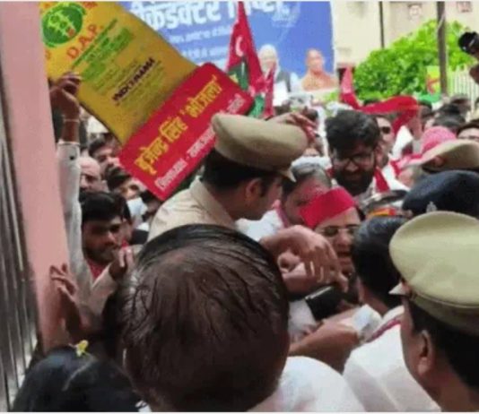 #Jhansi बिना अनुमति प्रदर्शन पर सपा जिलाध्यक्ष समेत 31 नामजद व 3 सौ अज्ञात पर रिपोर्ट