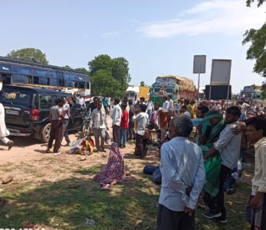 ललितपुर हाईवे पर तेज रफ्तार बस ने कंटेनर में मारी टक्कर