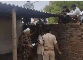 आंगन में सो रहे दो बच्चों और पत्नी को कुल्हाडी से काटने के बाद ट्रेन से कटकर जान दी