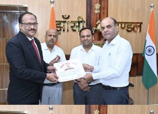 झांसी रेल मंडल में उत्कृष्ट प्रदर्शन करने वाले टिकट निरीक्षक एवं बुकिंग कर्मचारी सम्मानित