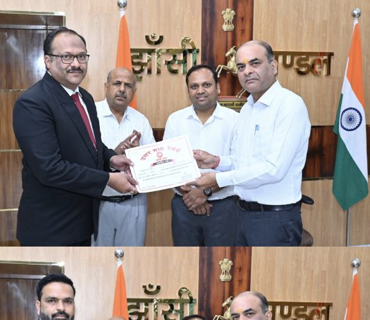 झांसी रेल मंडल में उत्कृष्ट प्रदर्शन करने वाले टिकट निरीक्षक एवं बुकिंग कर्मचारी सम्मानित