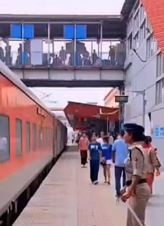 चलती ट्रेन के जनरल कोच में चढ़ते गिरी महिला, दोनों पैर टूटे
