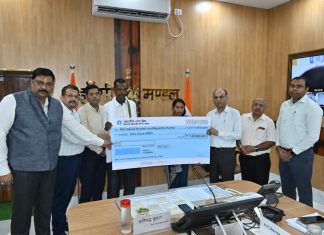 झांसी रेल मंडल द्वारा दिवंगत रेलकर्मी के परिजन को ₹1 करोड़ का चेक प्रदान किया गया