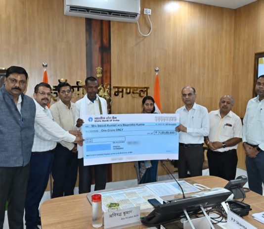 झांसी रेल मंडल द्वारा दिवंगत रेलकर्मी के परिजन को ₹1 करोड़ का चेक प्रदान किया गया