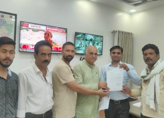 # Jhansi शहर के बीच से बस स्टैंड हटाने की मांग, डीएम को सौंपा ज्ञापन