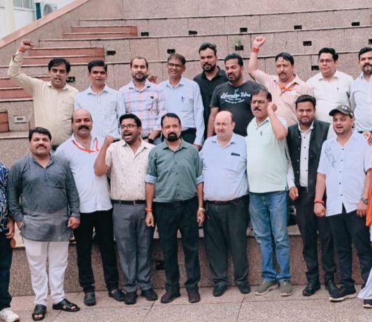 किसान बाजार की समस्याओं को लेकर धरना एवं प्रदर्शन किया