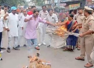 जेल जाने के बाद भी नहीं माने, फिर फूंके नौ सांसदों व छप्पन विधायकों के सामूहिक पुतले