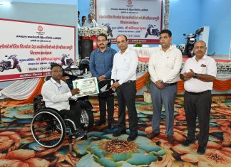 झांसी रेल मंडल में पहली बार 56 दिव्यांग रेल कर्मियों को मिली थ्री-व्हीलर स्कूटी