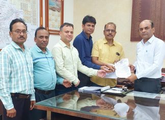 आगरा में स्टेशन मास्टर की बर्बर पिटाई के विरोध में Aisma मंडल झांसी कार्यकारणी ने ज्ञापन सौंपा