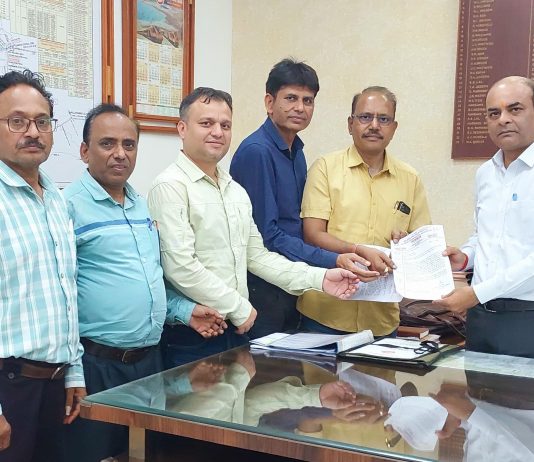 आगरा में स्टेशन मास्टर की बर्बर पिटाई के विरोध में Aisma मंडल झांसी कार्यकारणी ने ज्ञापन सौंपा