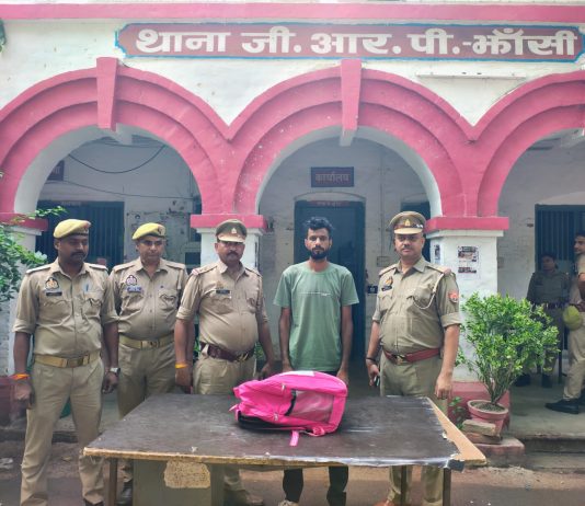 झांसी स्टेशन पर 3.206 किग्रा गांजा की खेप सहित गिरफ्तार